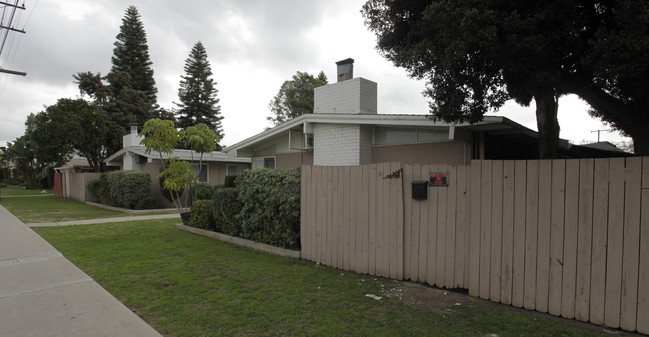 1188 W Valencia Dr in Fullerton, CA - Foto de edificio - Building Photo