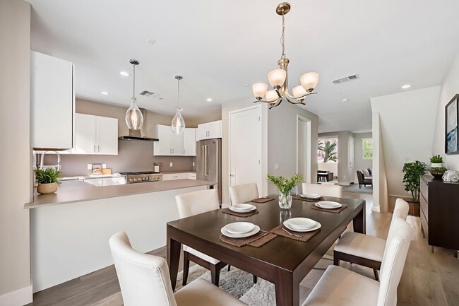 4444 Paxton Pl in Calabasas, CA - Foto de edificio - Building Photo