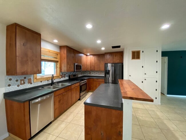3302 N Alta Vista Dr in Flagstaff, AZ - Building Photo - Building Photo