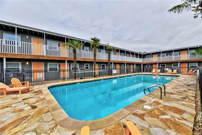 2401 Manor Rd in Austin, TX - Building Photo - Building Photo