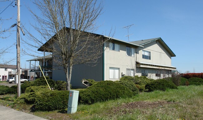 2215 Elm St SW in Albany, OR - Building Photo - Building Photo