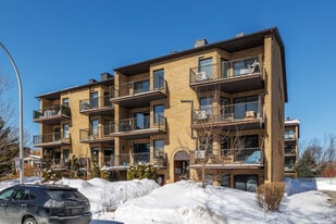 656 Du Trait-Carré Ch in Laval, QC - Building Photo