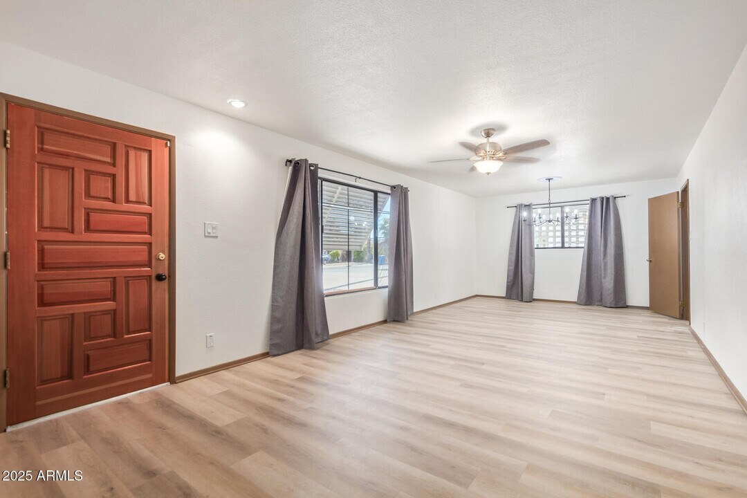 1820 W Hazelwood St in Phoenix, AZ - Foto de edificio