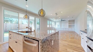 1437 Oak Cir in Rohnert Park, CA - Foto de edificio - Building Photo
