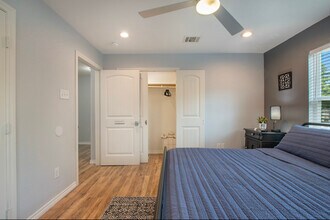 958 E Allen Ave in Fort Worth, TX - Foto de edificio - Building Photo