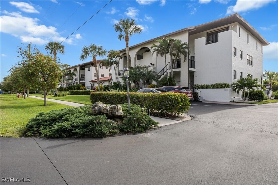 1400 Blue Point Ave in Naples, FL - Building Photo