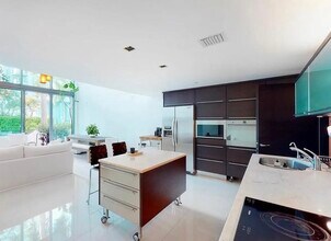6000 Collins Ave, Unit 124 in Miami Beach, FL - Building Photo - Building Photo