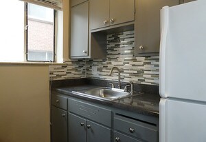 Admiral Apartments in Denver, CO - Building Photo