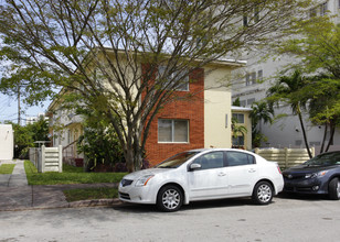 211-215 Zamora Ave in Miami, FL - Building Photo - Building Photo