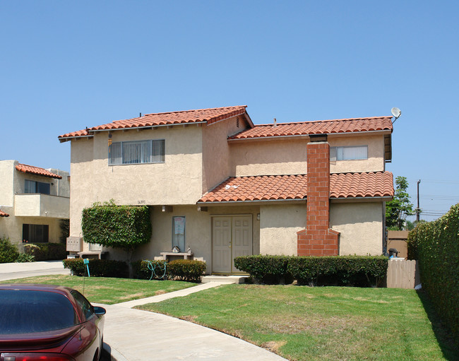 16391 Waterway Cir in Huntington Beach, CA - Foto de edificio - Building Photo