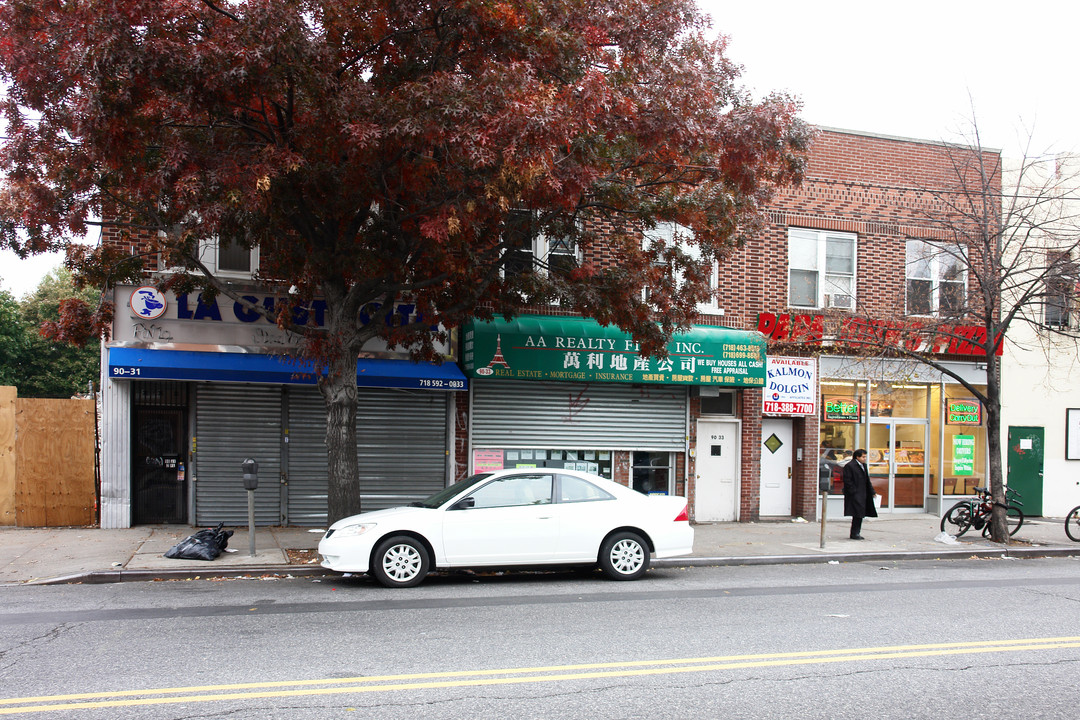 9031-9035 Corona Ave in Elmhurst, NY - Foto de edificio