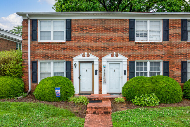 Salisbury Manor Condominiums in Kernersville, NC - Building Photo - Building Photo