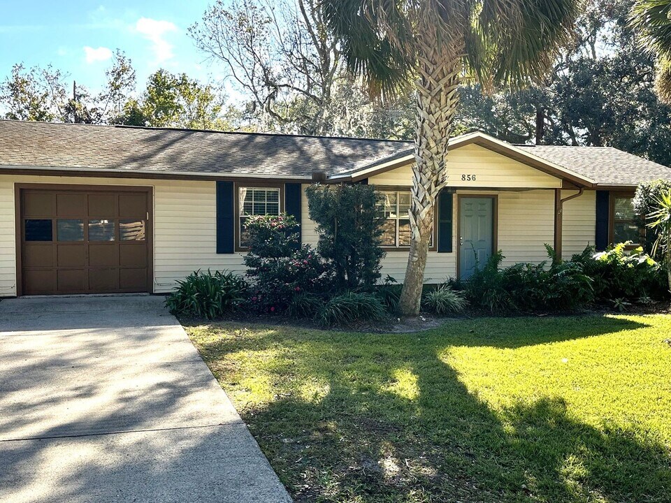 856 Robinhood Dr in Fernandina Beach, FL - Building Photo