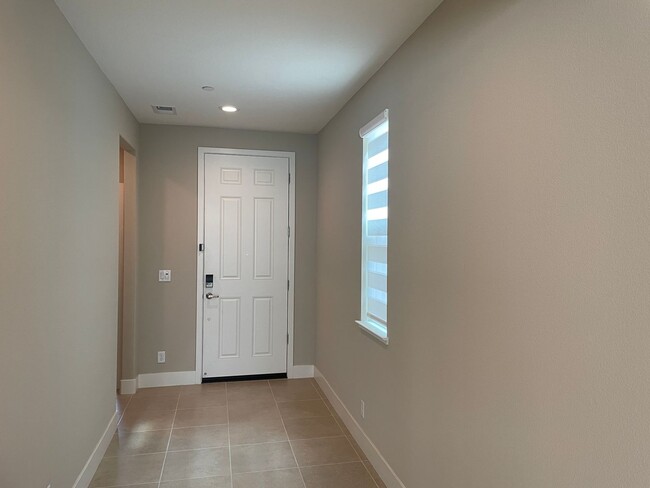 1310 Mirassou Ln in Gilroy, CA - Foto de edificio - Building Photo