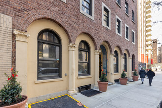 335-341 E 17th St in New York, NY - Foto de edificio - Building Photo