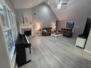 1211 Fern Hollow Dr in Woodstock, GA - Building Photo - Building Photo