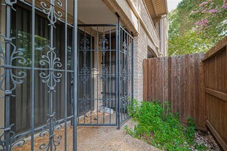 4633 Wild Indigo St in Houston, TX - Building Photo - Building Photo