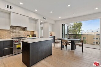 505 S Barrington Ave in Los Angeles, CA - Foto de edificio - Building Photo