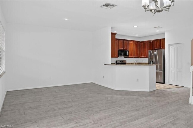 7054 Ambrosia Ln in Naples, FL - Foto de edificio - Building Photo