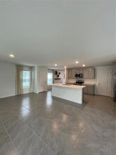 37059 Kings Crown Dr in Zephyrhills, FL - Building Photo - Building Photo