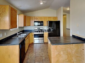 451 W 225 N in Clearfield, UT - Foto de edificio - Building Photo