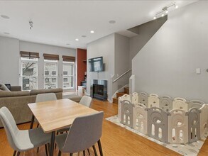 842 W 15th Pl, Unit 1207 in Chicago, IL - Building Photo - Building Photo