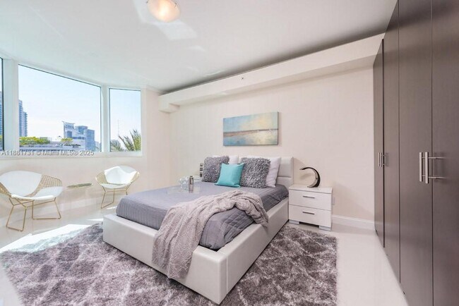 300 South Pointe Dr in Miami Beach, FL - Building Photo - Building Photo