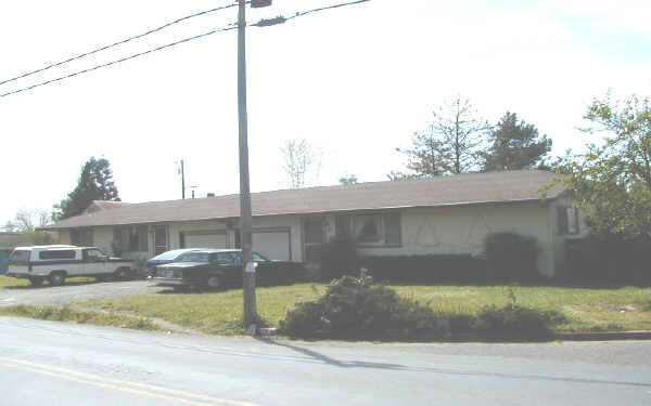 3175 Moorland Ave in Santa Rosa, CA - Foto de edificio - Building Photo