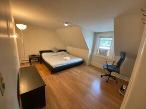 21 Royall St, Unit 3rdFL 1B1B in Medford, MA - Foto de edificio - Building Photo