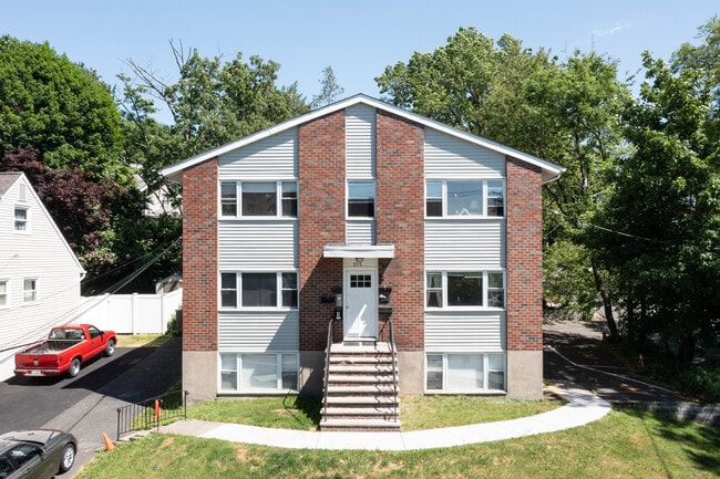 275 Grand in Leonia, NJ - Foto de edificio - Building Photo