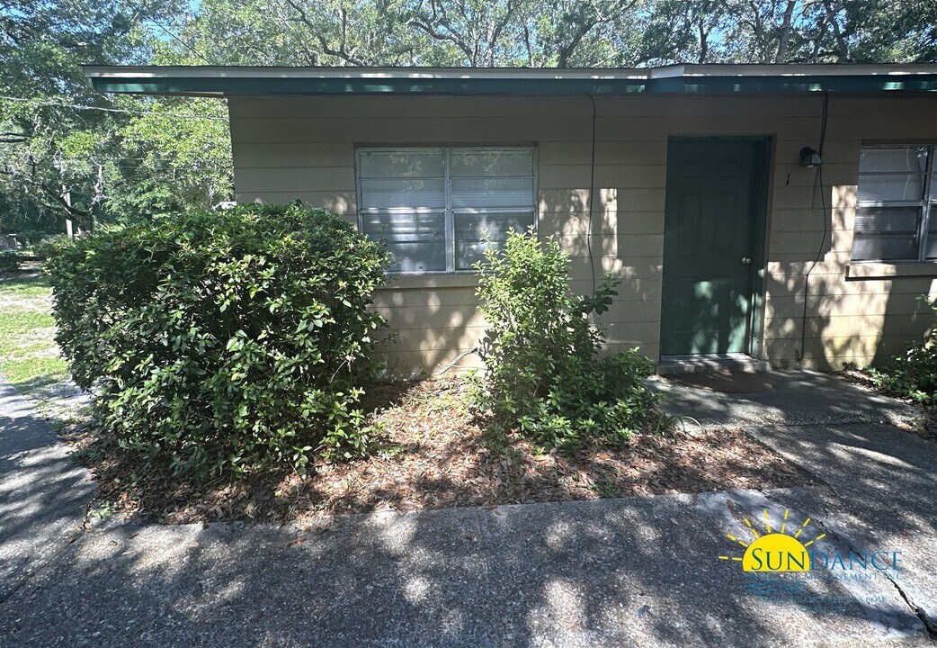 208 Dates Ave in Fort Walton Beach, FL - Building Photo