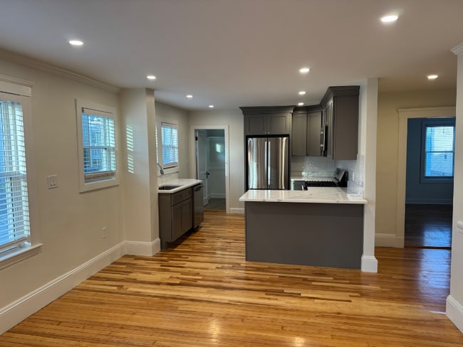 63 Raymond Ave in Somerville, MA - Foto de edificio - Building Photo