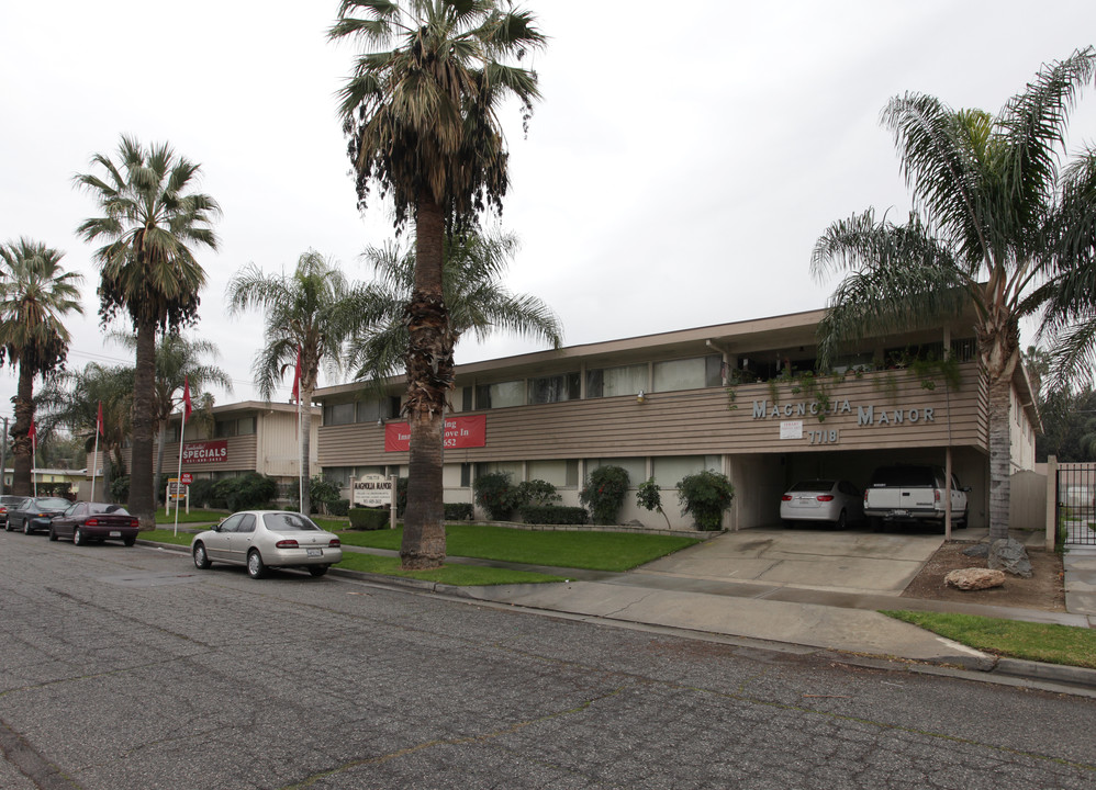 Magnolia Manor Apartments in Riverside, CA - Building Photo