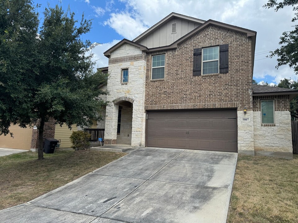 5807 Quiet Glen Dr in San Antonio, TX - Foto de edificio