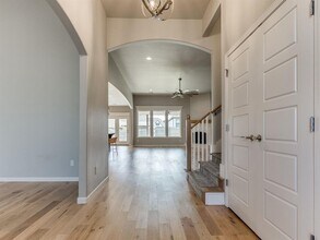 8216 Crew Ln in Edmond, OK - Foto de edificio - Building Photo
