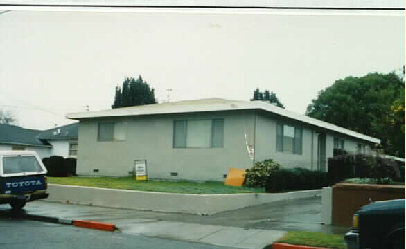 2077 S Delaware St in San Mateo, CA - Building Photo