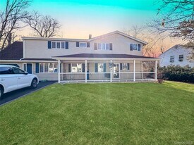 32 Sterling Dr in Lake Grove, NY - Building Photo