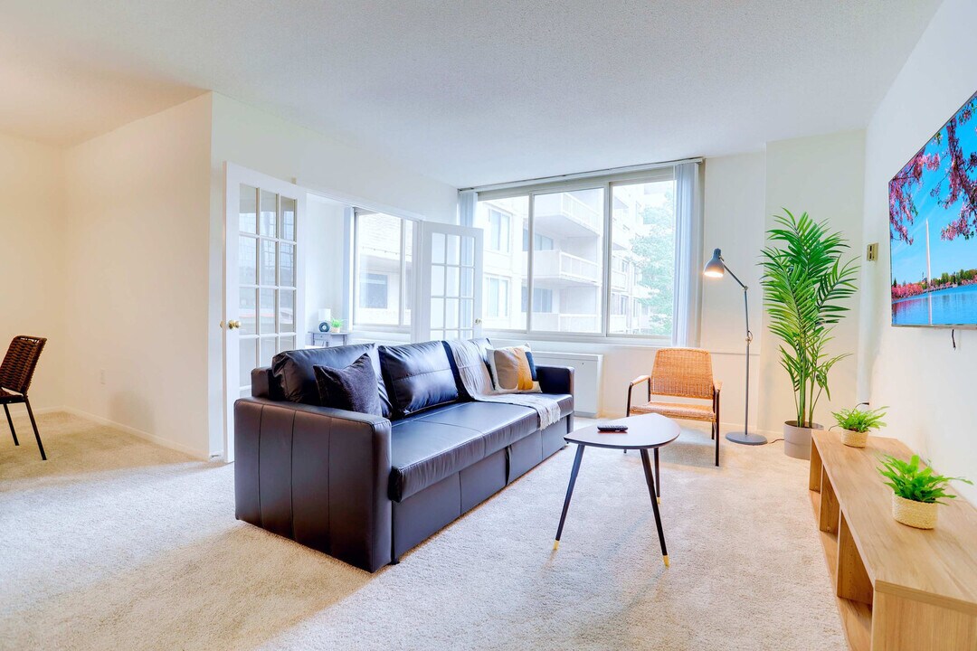 1600 S Eads St in Arlington, VA - Foto de edificio