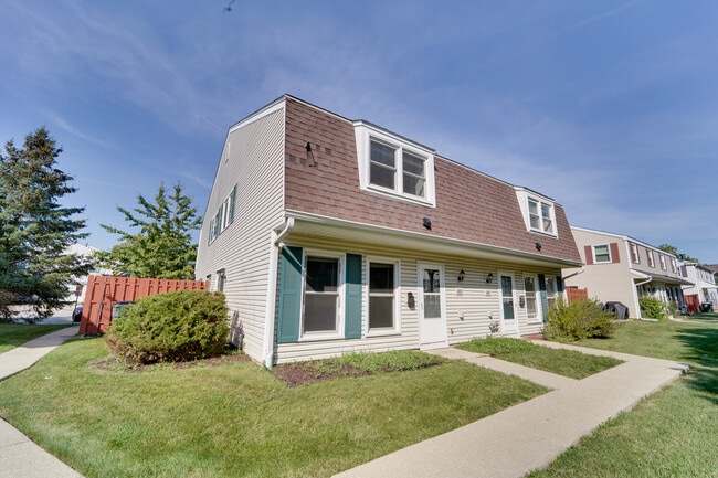 1883 Jamestown Cir in Hoffman Estates, IL - Building Photo - Building Photo