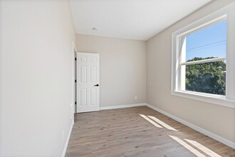 7325 NE Sandy Blvd in Portland, OR - Foto de edificio - Building Photo
