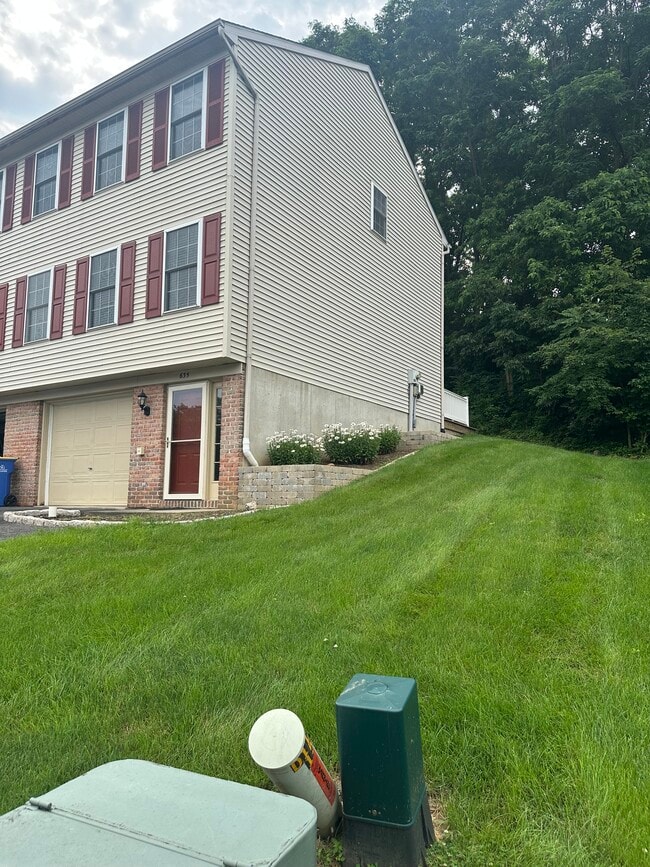 635 Rockwood Dr in Elizabethtown, PA - Building Photo - Building Photo