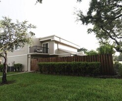 702 Commodore Dr in Plantation, FL - Building Photo