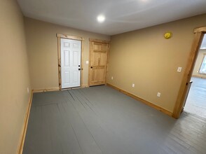 38 Main St in Jay, ME - Foto de edificio - Building Photo