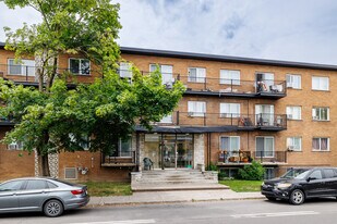 490 Chomedey Boul in Laval, QC - Building Photo