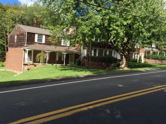 Fox Chapel Townhouses in Allison Park, PA - Building Photo - Building Photo