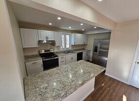 1230 Smyth Rd, Unit 2 in Hooksett, NH - Building Photo