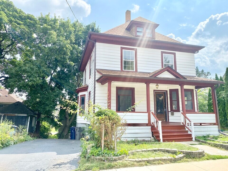 481 Division St in Elgin, IL - Building Photo