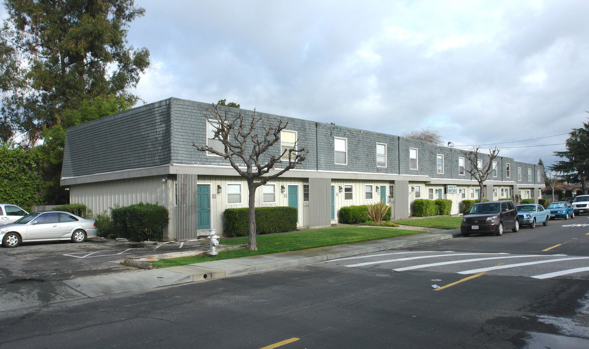 Colony House Apartments in Mountain View, CA - Building Photo