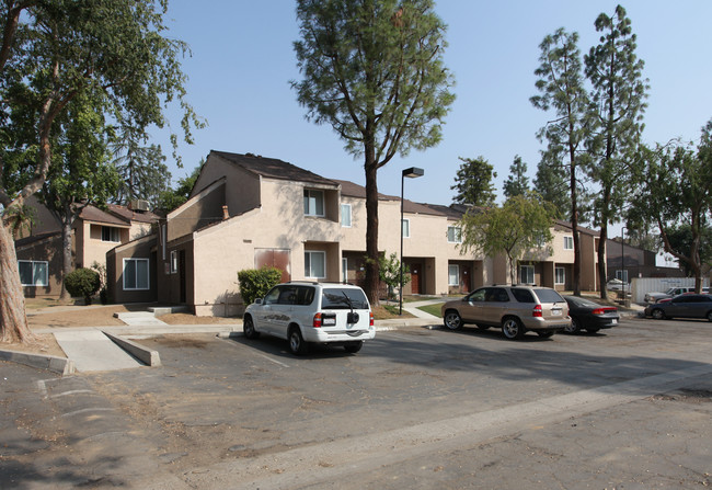 Pioneer Village Estates in Bakersfield, CA - Foto de edificio - Building Photo