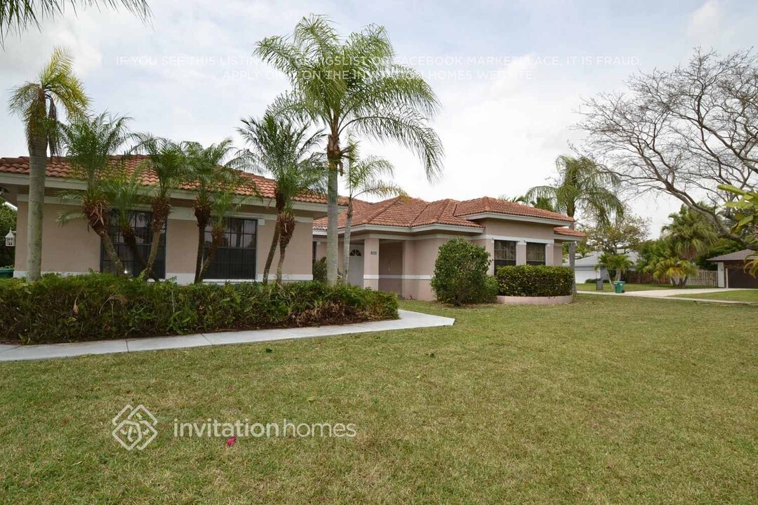 19602 SW 136th Ave in Miami, FL - Building Photo